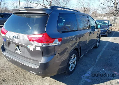 2013 Toyota Sienna Le V6 8 Passenger z USA, uszkodzony, nr VIN 5TDKK3DCXDS298665